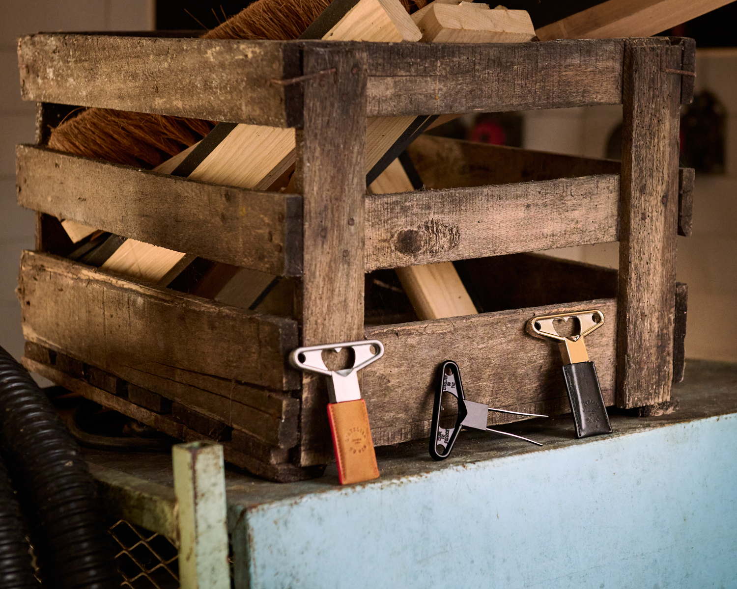 Les déclinaisons du tire-bouchon bilame de L'Atelier du Vin en zamac, en métal noir et chromé