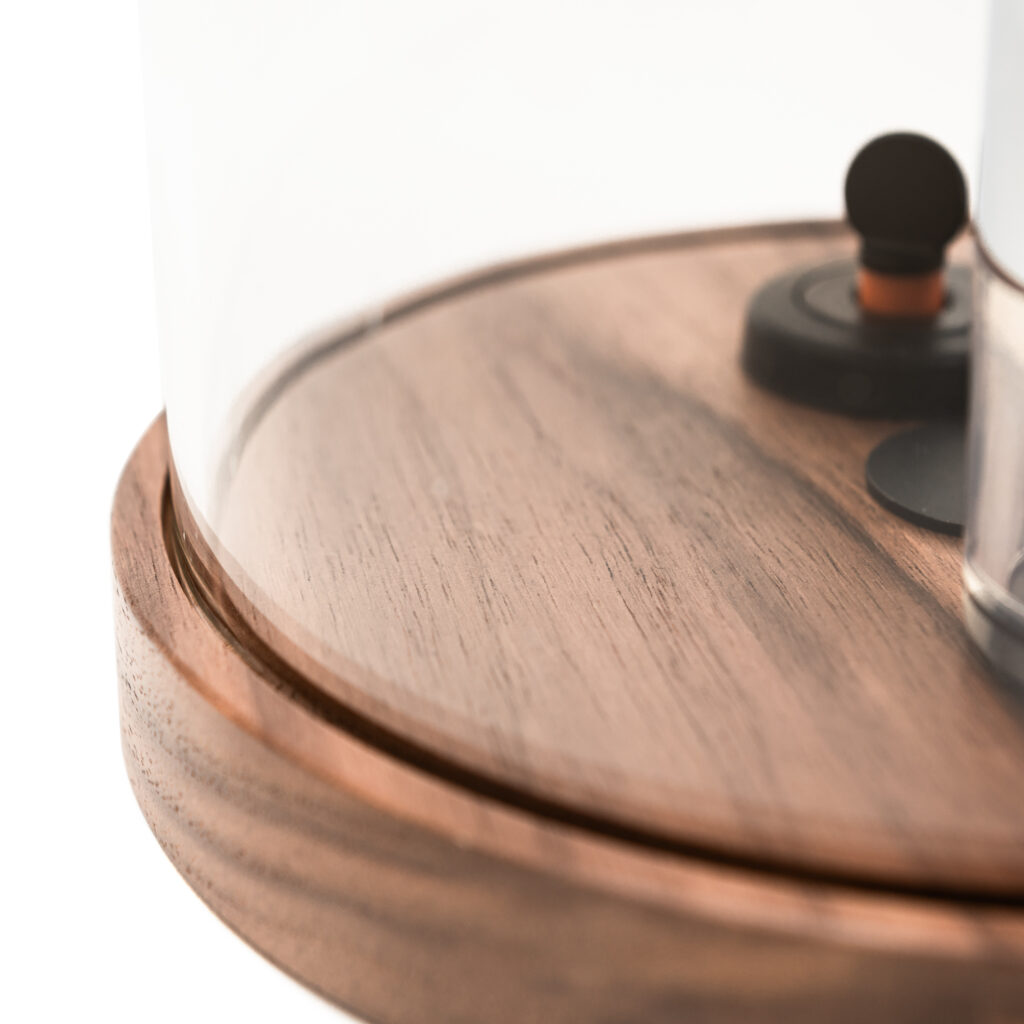 Focus sur le socle en bois de noyer massif du coffret sommelier Le Globe