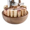 Zoom sur le coffret en bois Oeno Motion Groom avec les bouchons de vin de collection, le coupe-capsule et la pince à bouchon
