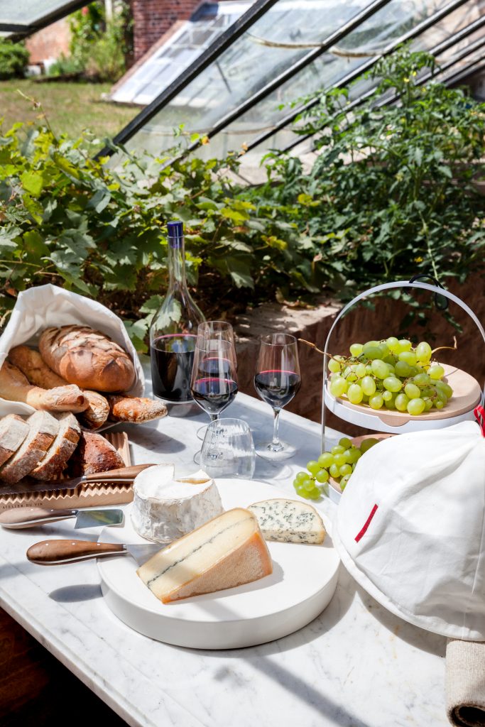 Wein- und Käseverkostung mit den Accessoires von L'Atelier du Vin